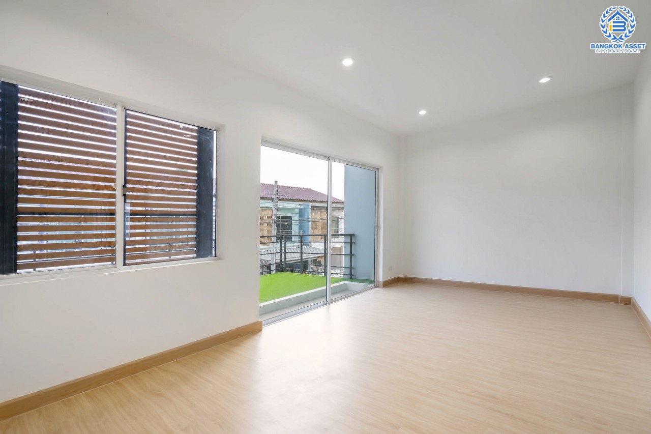 บ้านมือสองตกแต่งใหม่ แบรนด์ Q.House ม.เดอะทรัสต์ทาวน์ ราชพฤกษ์-รัตนาธิเบศร์ ทาวน์เฮ้าส์หลังใหญ่ เนื้อที่ 19.8 ตร.ว. มาพร้อมฟังก์ชั่น 3 ห้องนอน 2 ห้องน้ำ จอดรถได้ถึง 2 คัน บนทำเลติดถ.ราชพฤกษ์ เดินทางสู่ใจกลางเมืองได้อย่างรวดเร็ว ใกล้รถไฟฟ้า"สถานีบางรักน้อยท่าอิฐ"...